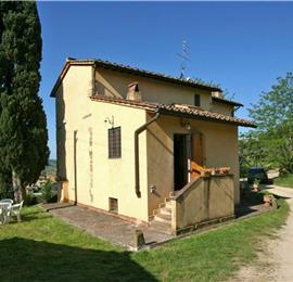 A selection of 2-3 bedroom apartments with shared pool near Florence, Sleeps 4-6